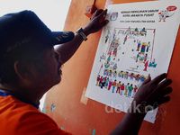 Warga Gotong-royong Siapkan TPS