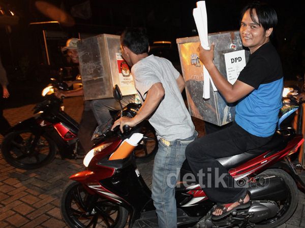 Kotak Suara di Cijantung Dibawa Tanpa Pengawalan