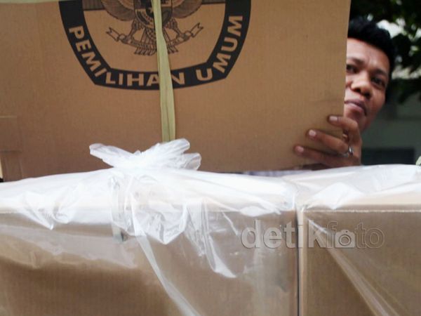 TPS Terima Logistik Pemilu TPS Terima Logistik Pemilu