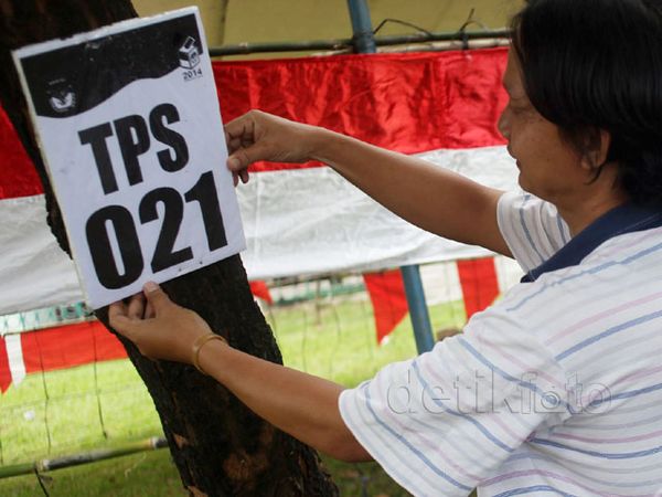 Warga Gotong Royong Membangun TPS