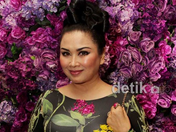 Titi DJ Tampil Berbunga