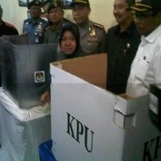 Risma Yakin Coblosan Pileg di Surabaya Aman