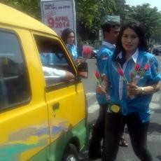 KPU dan KNPI Bagi-bagi Bunga Minta Masyarakat Tidak Golput