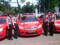 Kendarai Mobil Oranye, Polisi Cantik Pantau TPS di Bandung