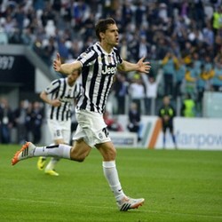 Sepasang Gol Llorente Antar Juve Atasi Livorno