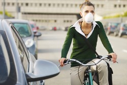 Pemotor Suka Basahi Masker, Dokter Ingatkan Risiko Infeksi Paru