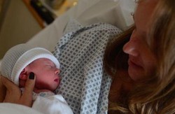 Wanita Ini Live Tweet Saat Melahirkan Anak Pertamanya