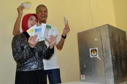 Jalan Kaki ke TPS, Ganjar: Menang Jangan Sombong, Kalah Jangan Menangis