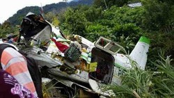 Ini Kondisi Pesawat yang Menabrak Jembatan dan Jatuh di Jalanan Jayapura