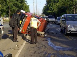 Ini Angkot yang Ringsek Setelah Menabrak Truk dan Lampu Jalan di Cakung