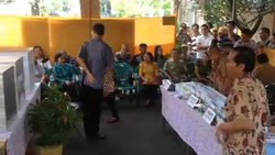 Risma Kesulitan Nyoblos Surat Suara DPD