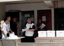 Akil Nyoblos di TPS KPK: Pilih Nomor 5!