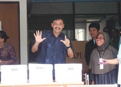 Andi Mallarangeng Acungkan Salam 7 Jari Usai Nyoblos di TPS KPK