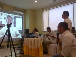 Sambil Tunggu Quick Count, Anis Matta Telewicara via Skype dengan Kader PKS