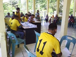 Tak Miliki Seragam, Petugas KPPS Gunakan Kaos Bola