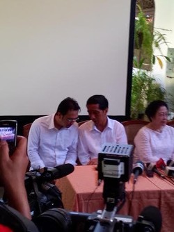 Jumpa Pers di Rumah Mega, Jokowi Sibuk Berdiskusi dengan Prananda