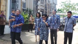 Sambil Gendong Airlangga, SBY Nyoblos di TPS di Cikeas