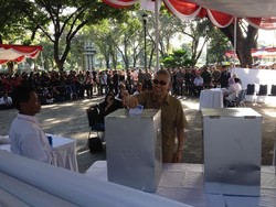 Jokowi, Hayono Isman dan Tri Sutrisno Nyoblos di TPS yang Sama