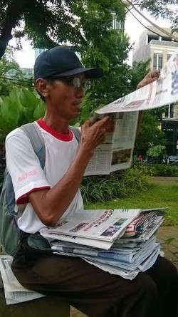 Kena PHK, Medi Mulai Mengabarkan Berita di Jalan Demi Rupiah