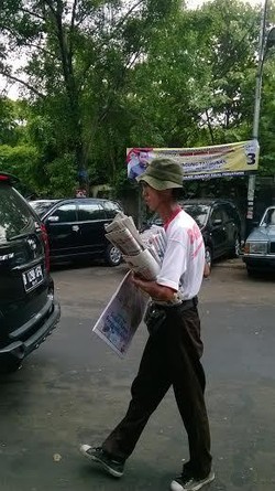 Kisah Pengecer Koran yang Tidak Percaya Politisi Pamer Pencitraan