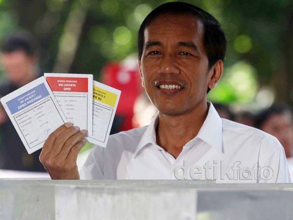 Jokowi dan Istri Nyoblos di TPS 27 Menteng