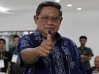 SBY dan Keluarga Nyoblos di TPS 06 Cikeas