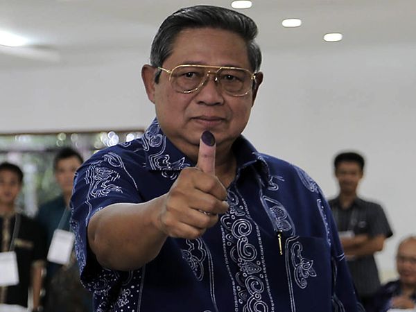 SBY dan Keluarga Nyoblos di TPS 06 Cikeas