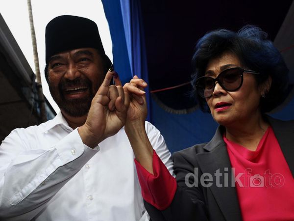 Surya Paloh Nyoblos Bareng Istri