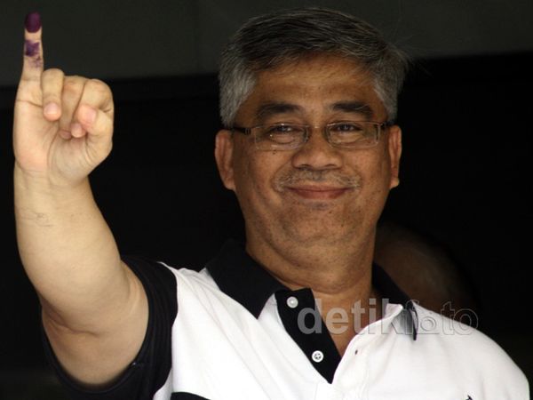 Akil Nyoblos di TPS KPK