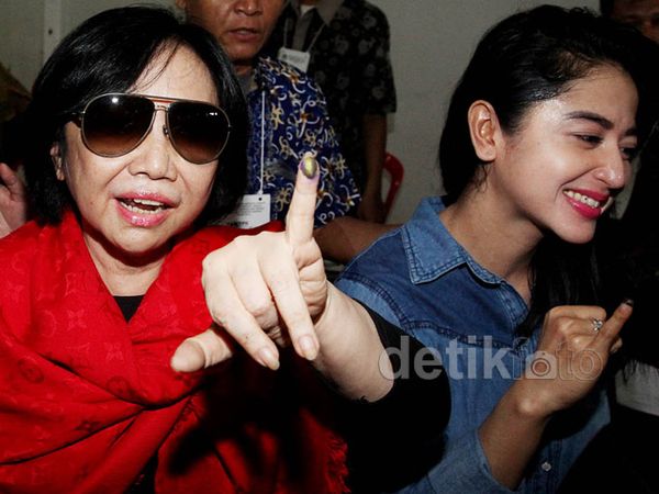 Atut, Nunun, Angie, dan Depe Nyoblos Bareng