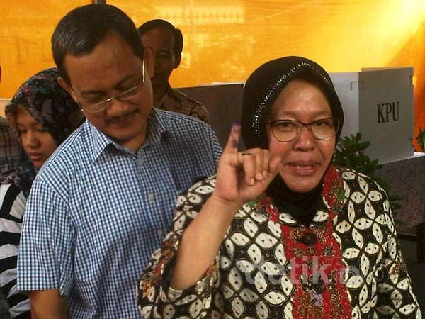 Risma dan Keluarga Nyoblos di TPS 01 Wiyung