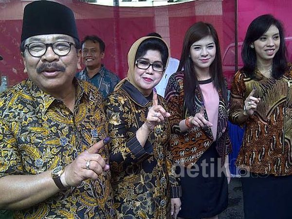 Gubernur Jatim dan Keluarga  Nyoblos Gubernur Jatim dan Keluarga  Nyoblos