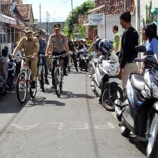 Bupati Anas Pantau 13 TPS dengan Bersepeda