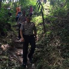 Pantau TPS di Desa Terpencil, Kapolres Bondowoso Jalan Kaki Lewati Bukit