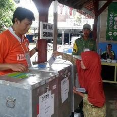 Petugas KPPS di Pacitan Berkostum Piala Dunia