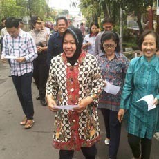 Risma dan Keluarga Ikut Antre di TPS 01 Wiyung