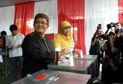 Gubernur Jabar Nyoblos Bersama Istri dan Tiga Anaknya