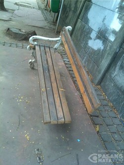 Bangku Taman di Jl Sudirman Dirusak, Besi Penyangga Hilang