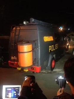 Tim Gegana Tiba di Lokasi Penerimaan Paket Paku untuk Tarso Gusdurian