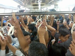 KRL Kembali ke Wajah Aslinya Usai Libur Pencoblosan: Penuh Sesak