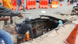 Beginilah Penampakan Lubang Menganga di Jl Sudirman