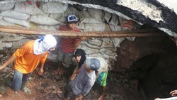 Agar Tak Melebar, Lubang Menganga di Jl Sudirman Diganjal Karung Pasir