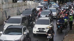 Lubang Menganga di Jl Sudirman Bikin Macet Hingga 1 KM