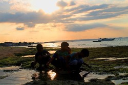 Senja Spesial di Pantai Pasir Panjang, Kupang
