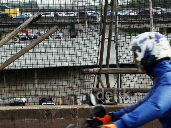 Besi Pembatas di Jembatan Kp Rambutan Patah