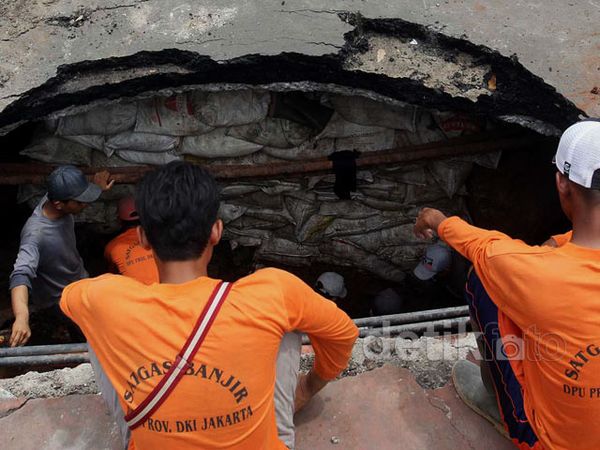 Perbaikan Jalan Ambles di Jalan Sudirman