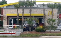 Bertelanjang Dada, Wanita Ini Ngamuk di McDonalds Florida