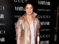 Coat Metalik Gemma Arterton
