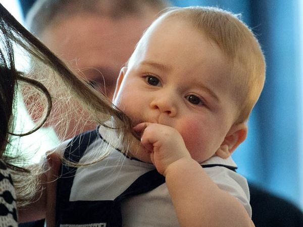 Aww, Lucunya Pangeran George Mainkan Rambut Kate Middleton