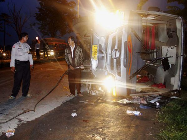 Bus Mira Terbalik di Raya Trosobo